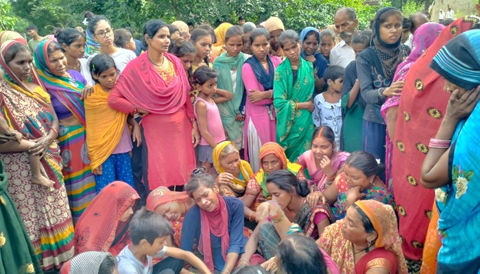 बाराबंकी: हाईटेंशन लाइन की चपेट में आकर दो लोगों की मौत, सूचना के बाद भी बिजली विभाग की उजागर हुई लापरवाही